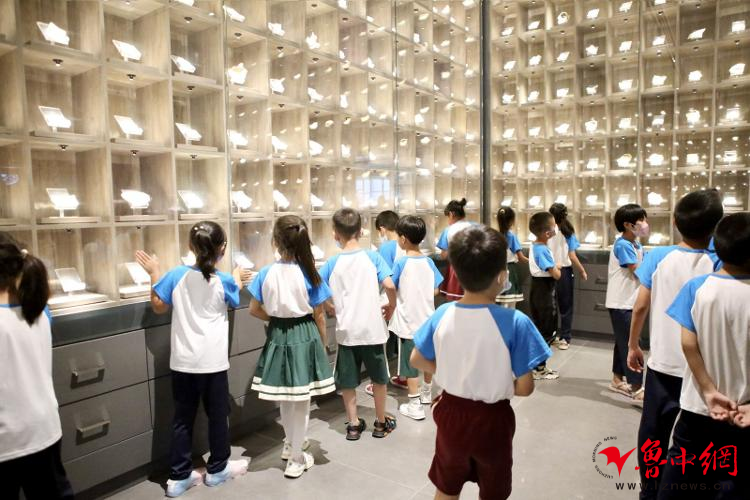 29名儿童走进科技馆、陶瓷琉璃馆,淄博市乡村儿童&ldquo;科技+&rdquo;暑期研学第二站启动!